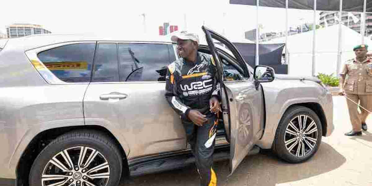 Ruto drives himself to KICC to flag off Safari Rally