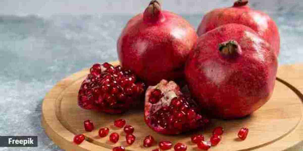 How to choose a perfectly ripe pomegranate (with expert tips)
