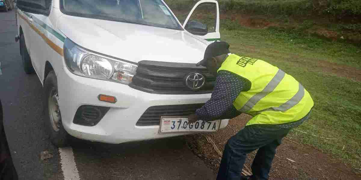 Why NTSA officers are removing number plates from motorists' cars on the road